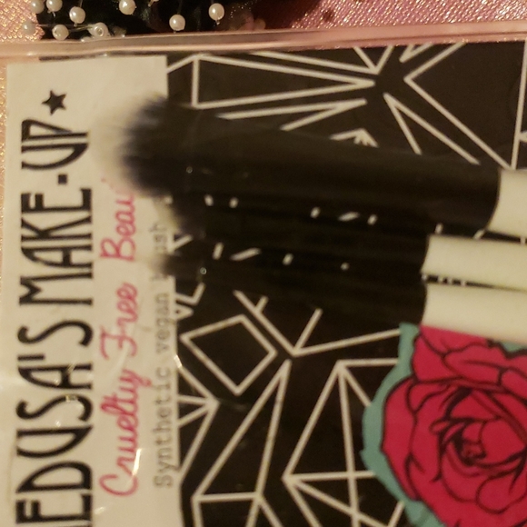 🌟💙Medusa Makeup Synethic Vegan Brush Set NWT - Picture 3 of 4